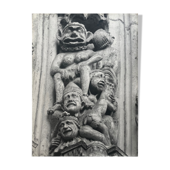 Tirage photographie noir et blanc argentique bas-relief d’une église XXe