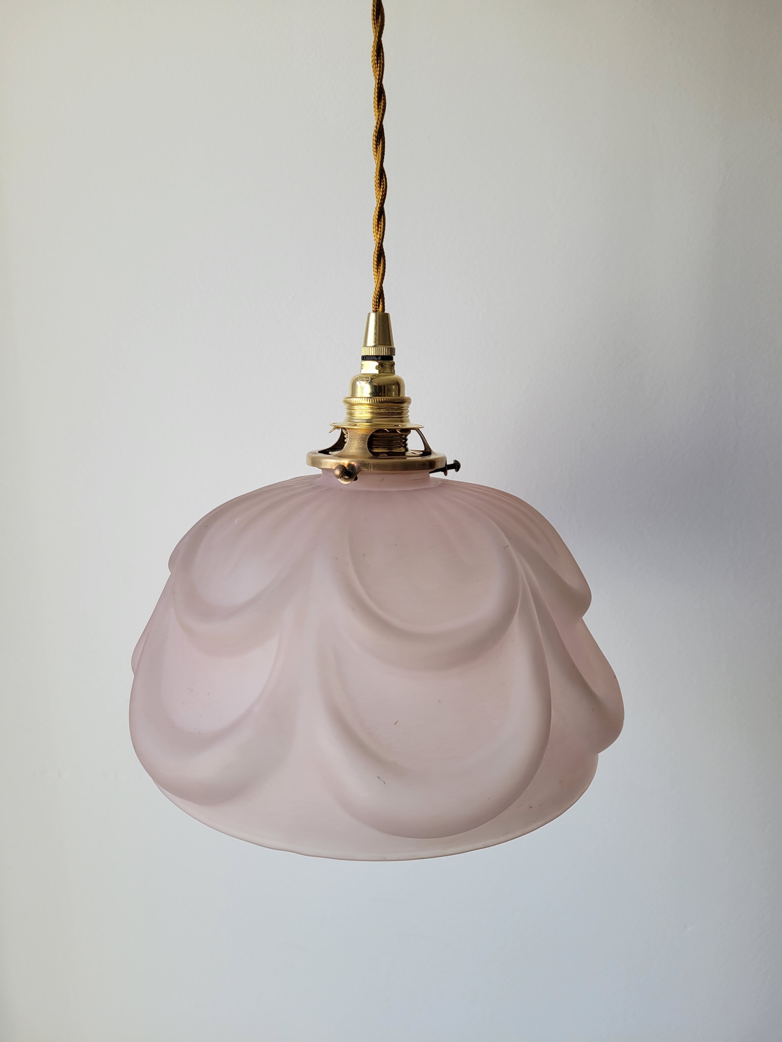 Suspension en verre moulé rose