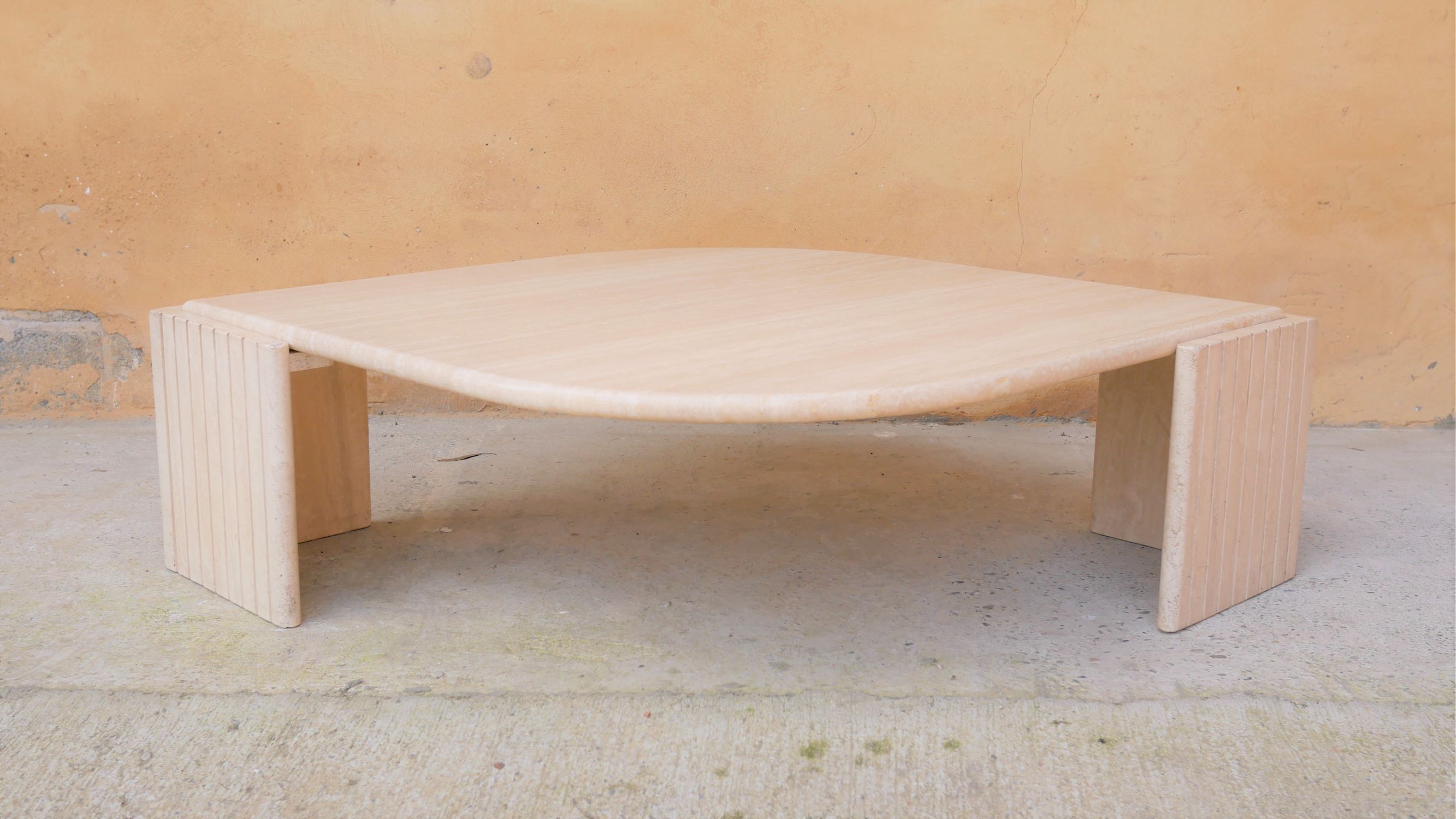 Table basse vintage en travertin par les éditions Roche Bobois