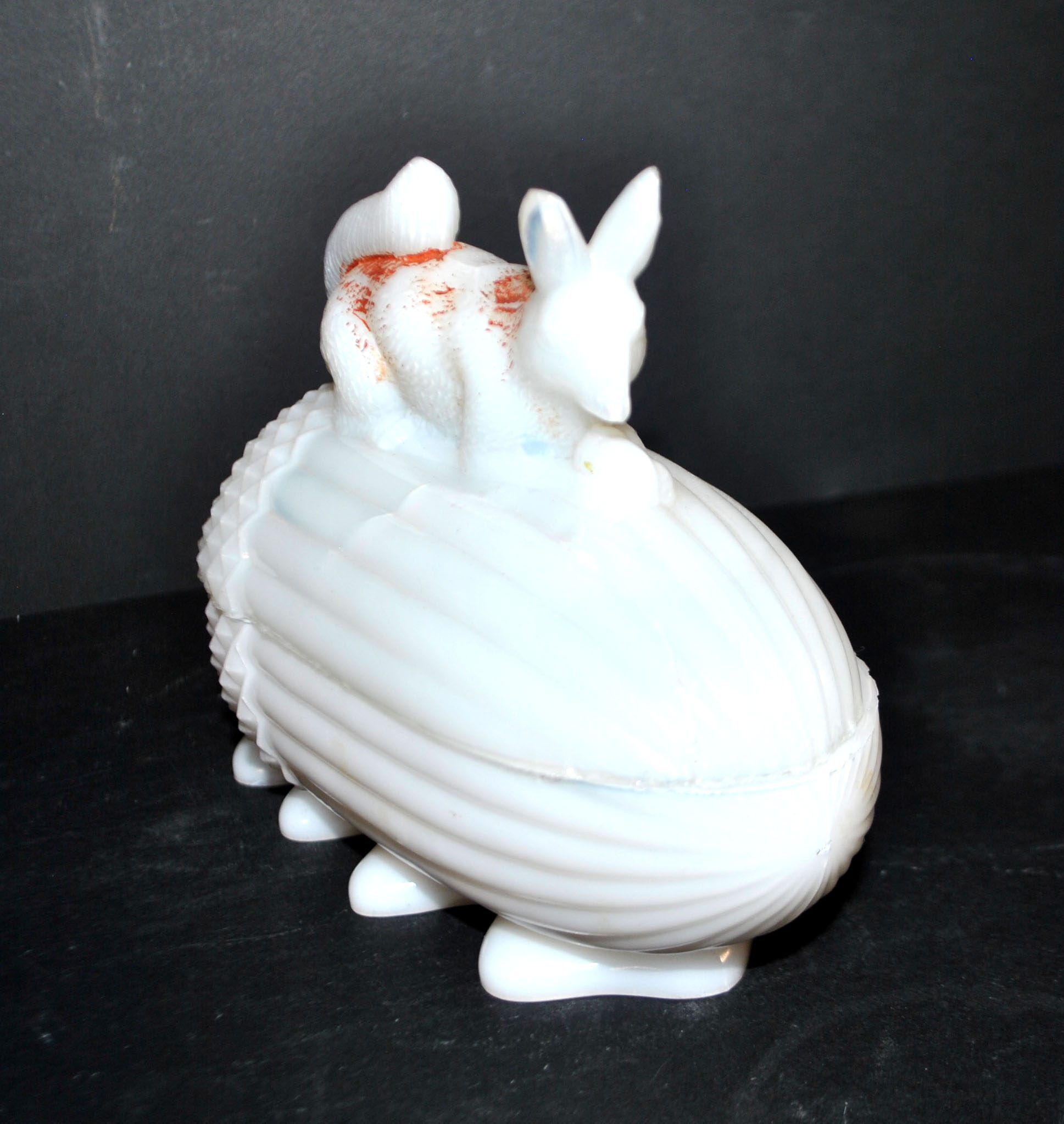 Sucrier écureuil en opaline blanche Vallerysthal, 1910