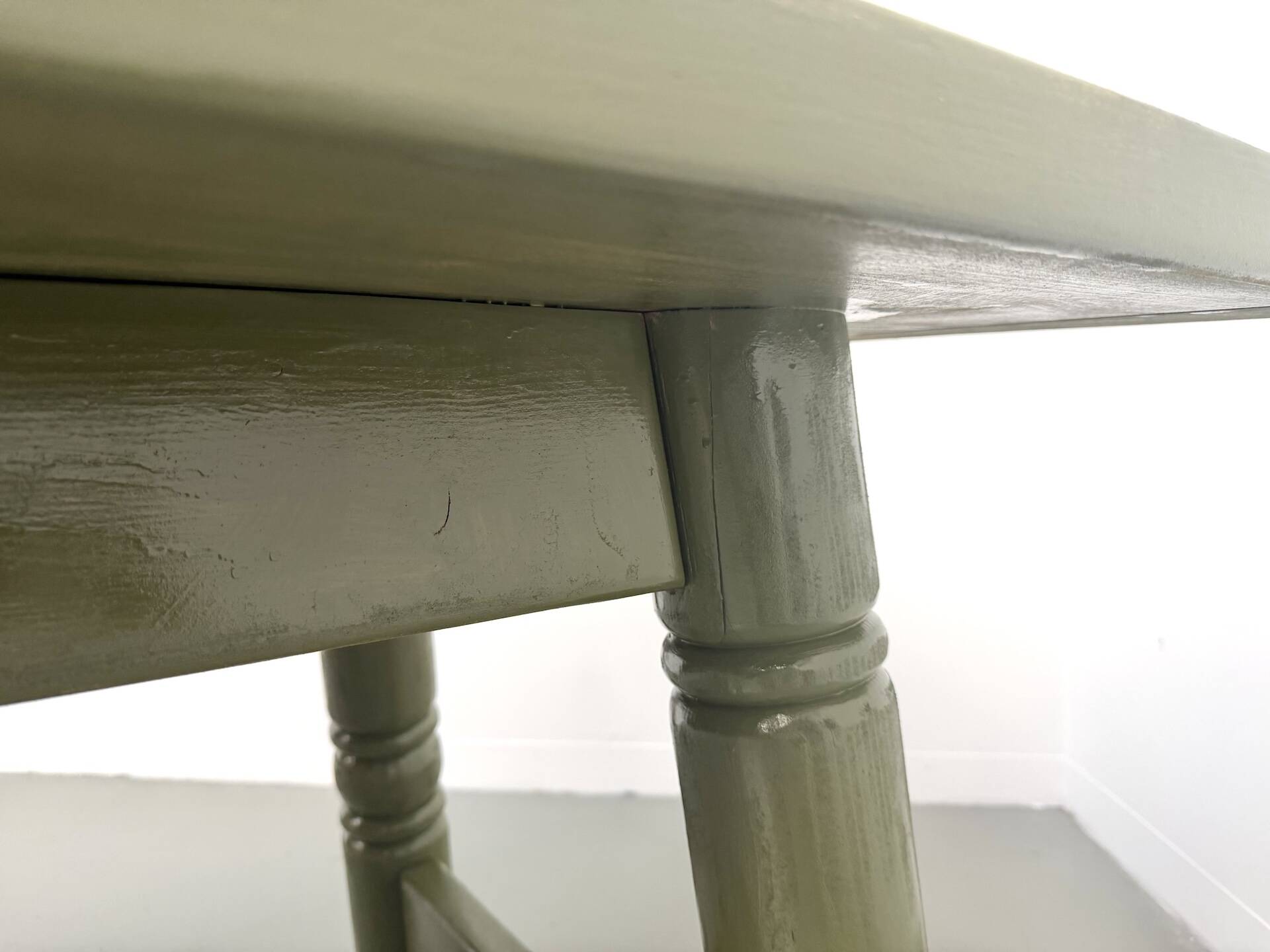 Glossy olive green lacquered dining table — DLG Georges Robert, Circa 1970