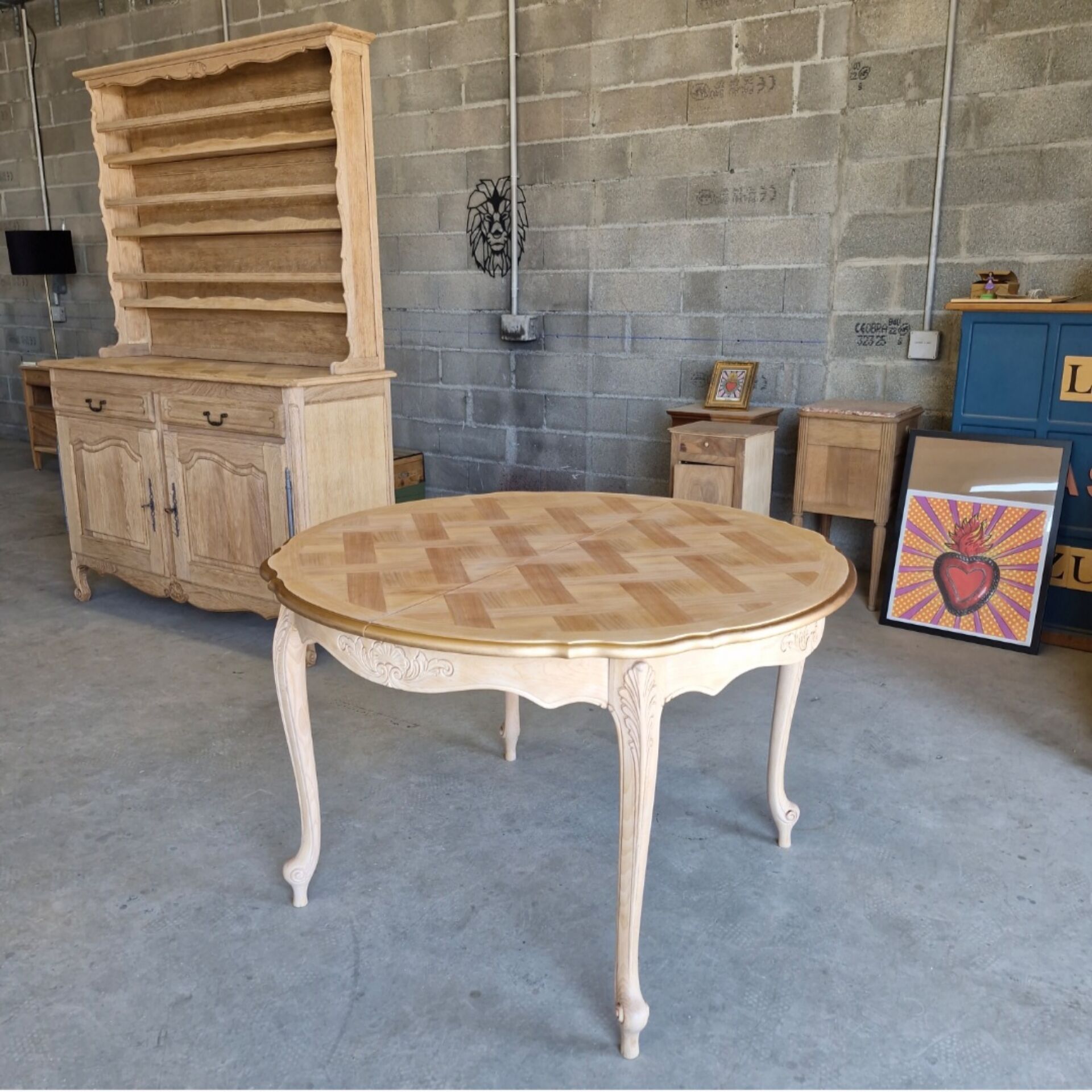 Round table made of cherry wood, sanded and varnished.