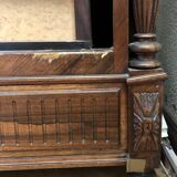 Bibliothèque en bois ancienne avec fronton