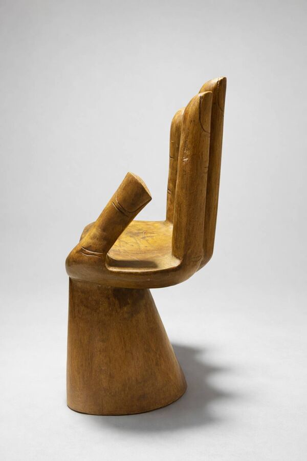 Fauteuil sculptural en bois formant une main