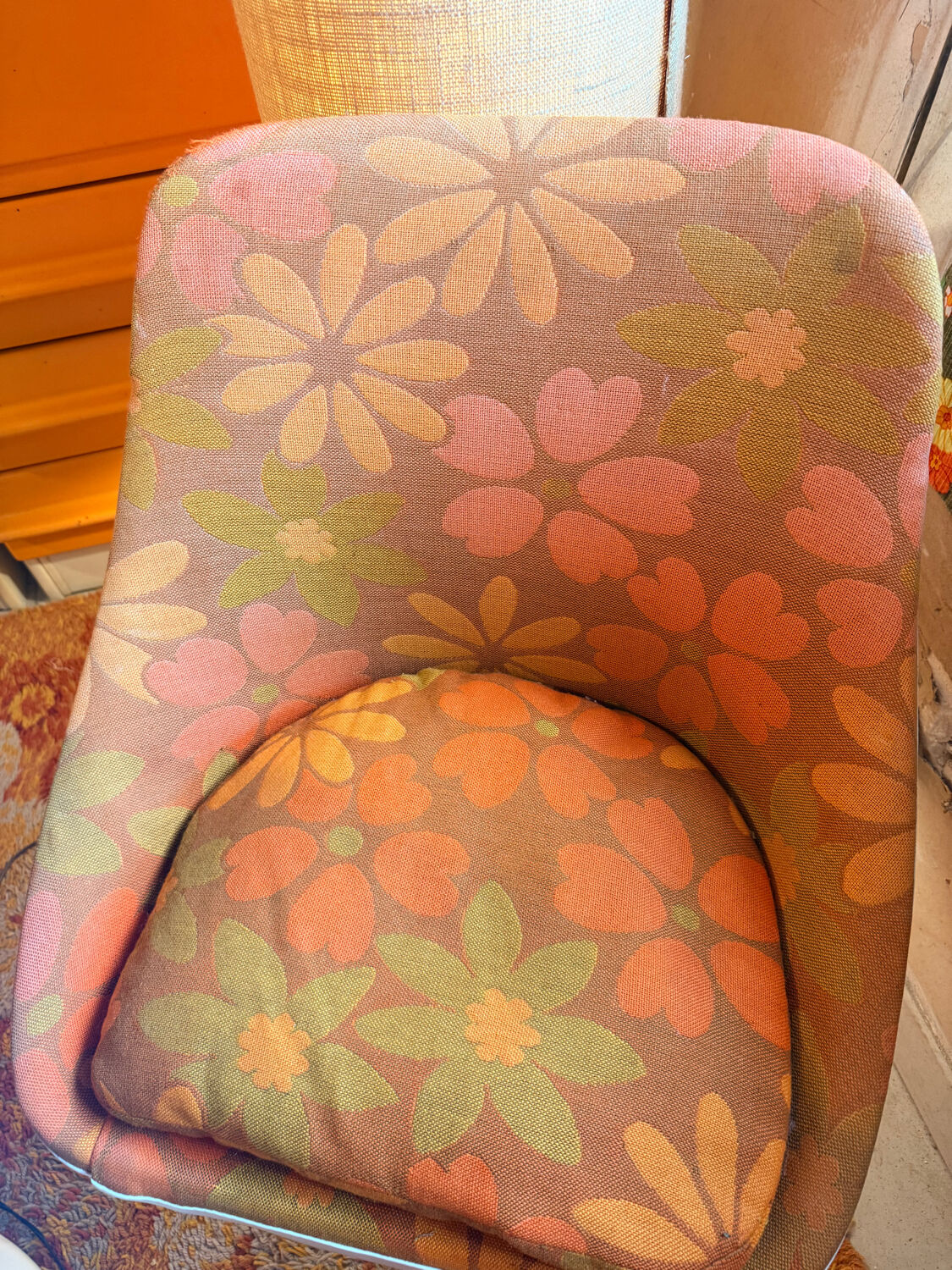 Table and tulip leg chair, vintage space age from the 70s.