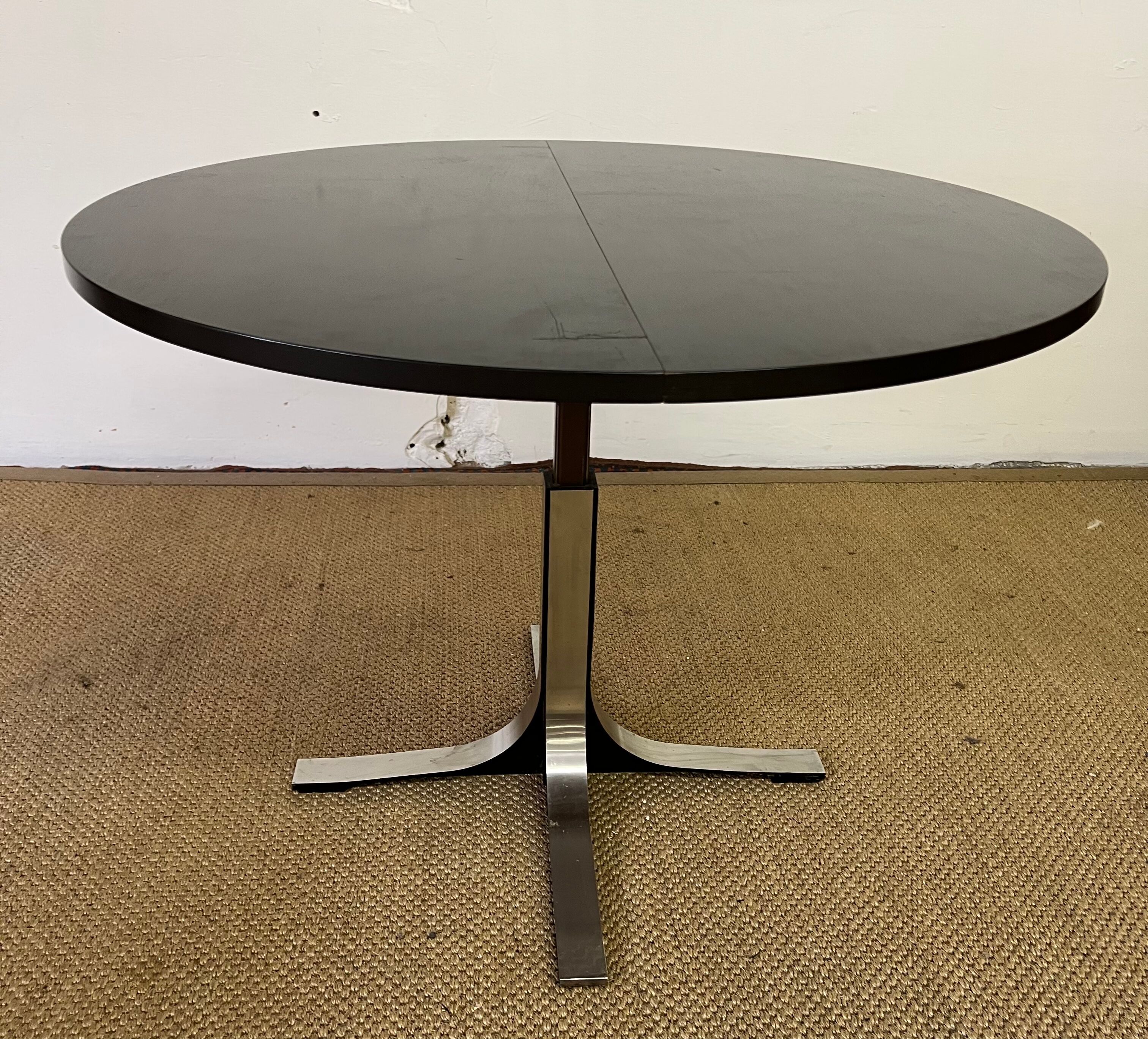 Round table with extension