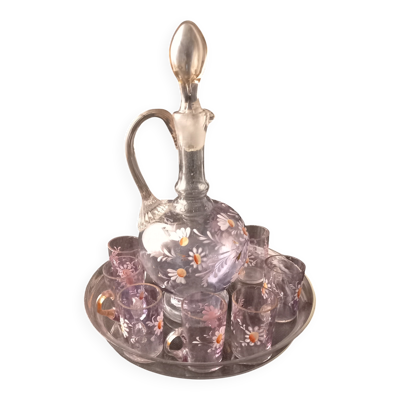 Petite carafe à liqueur et 7 verres assortis en verre peint