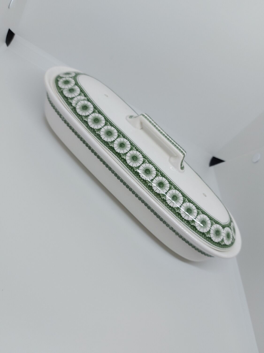 Box comb holder with lid