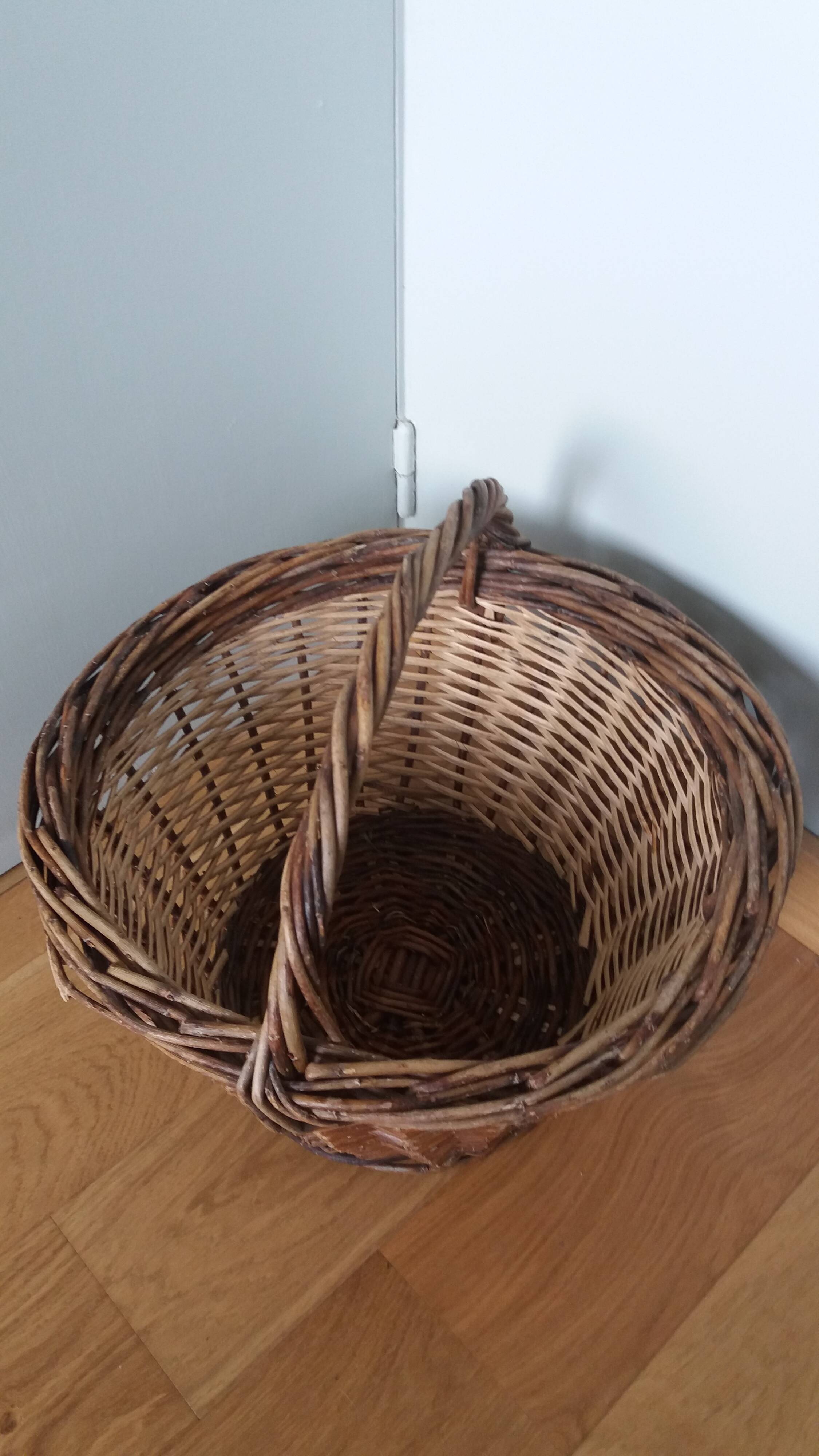 Woven wicker basket with handle