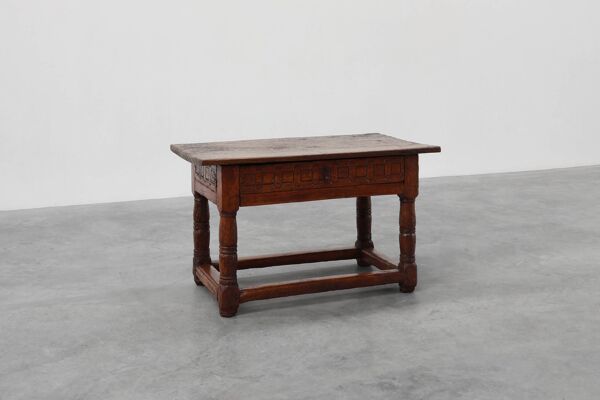 Table d'appoint en chêne sculpté, Espagne, XVIIe siècle