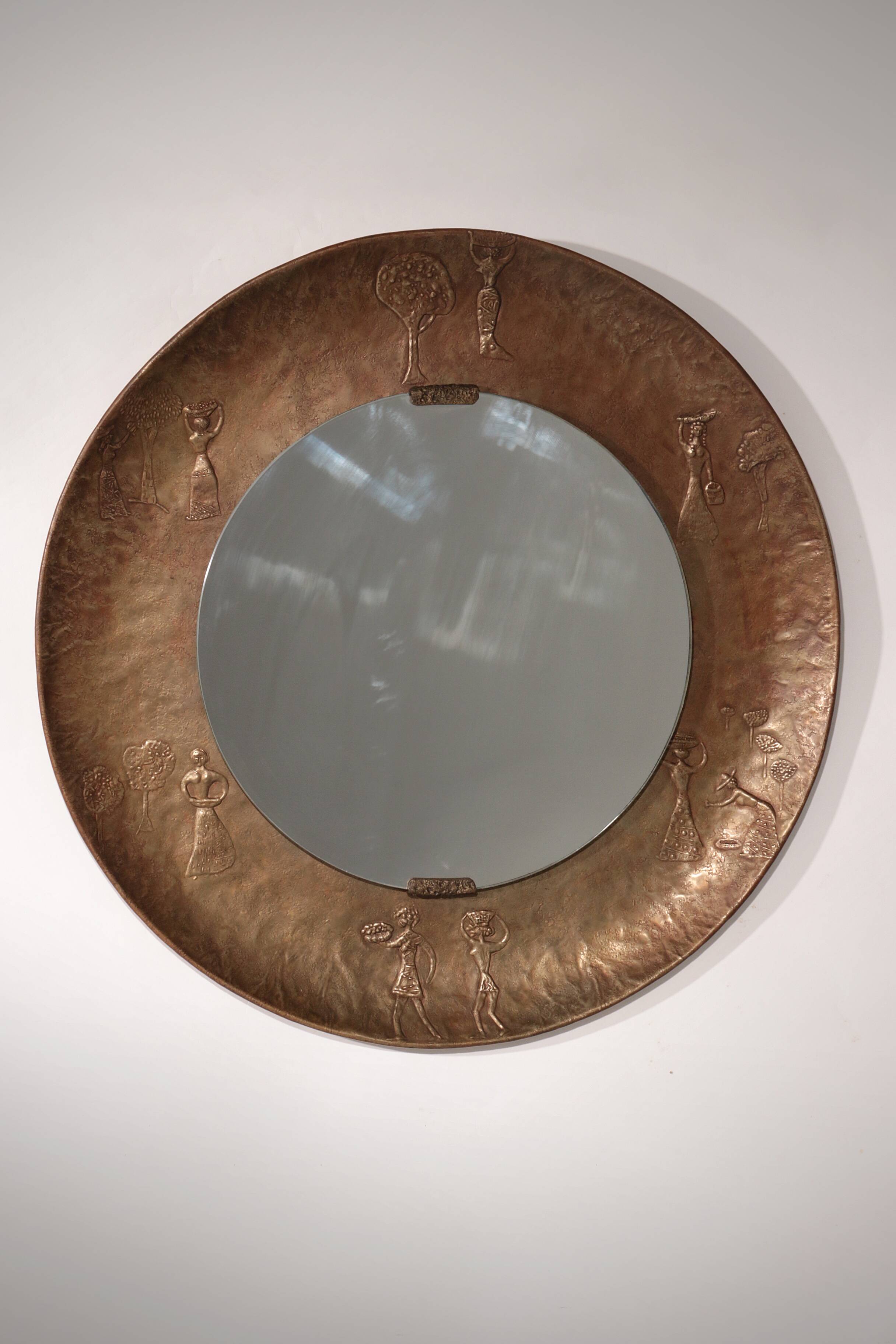 Miroir sculptural en cuivre martelé attribué à Angelo Bragalini