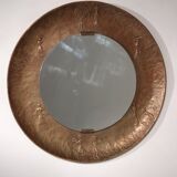 Miroir sculptural en cuivre martelé attribué à Angelo Bragalini