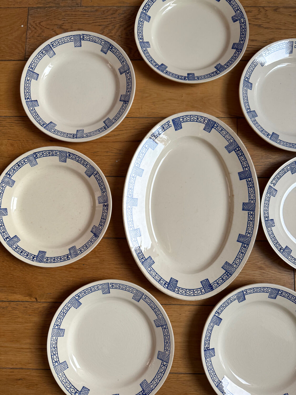 Set of 7 flat plates and 1 dish Lorris Gien