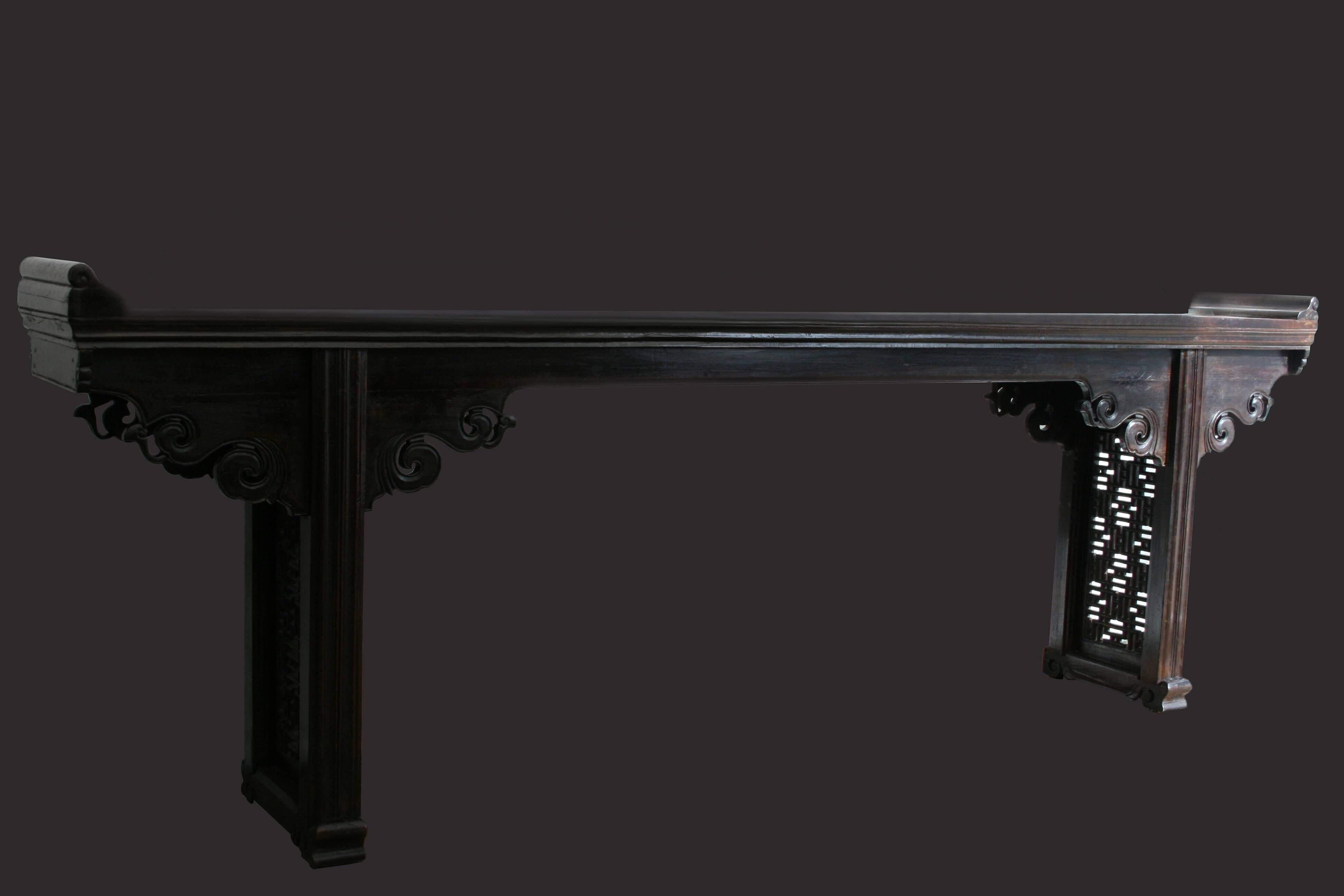Large Chinese console in lacquered walnut, 19th century.