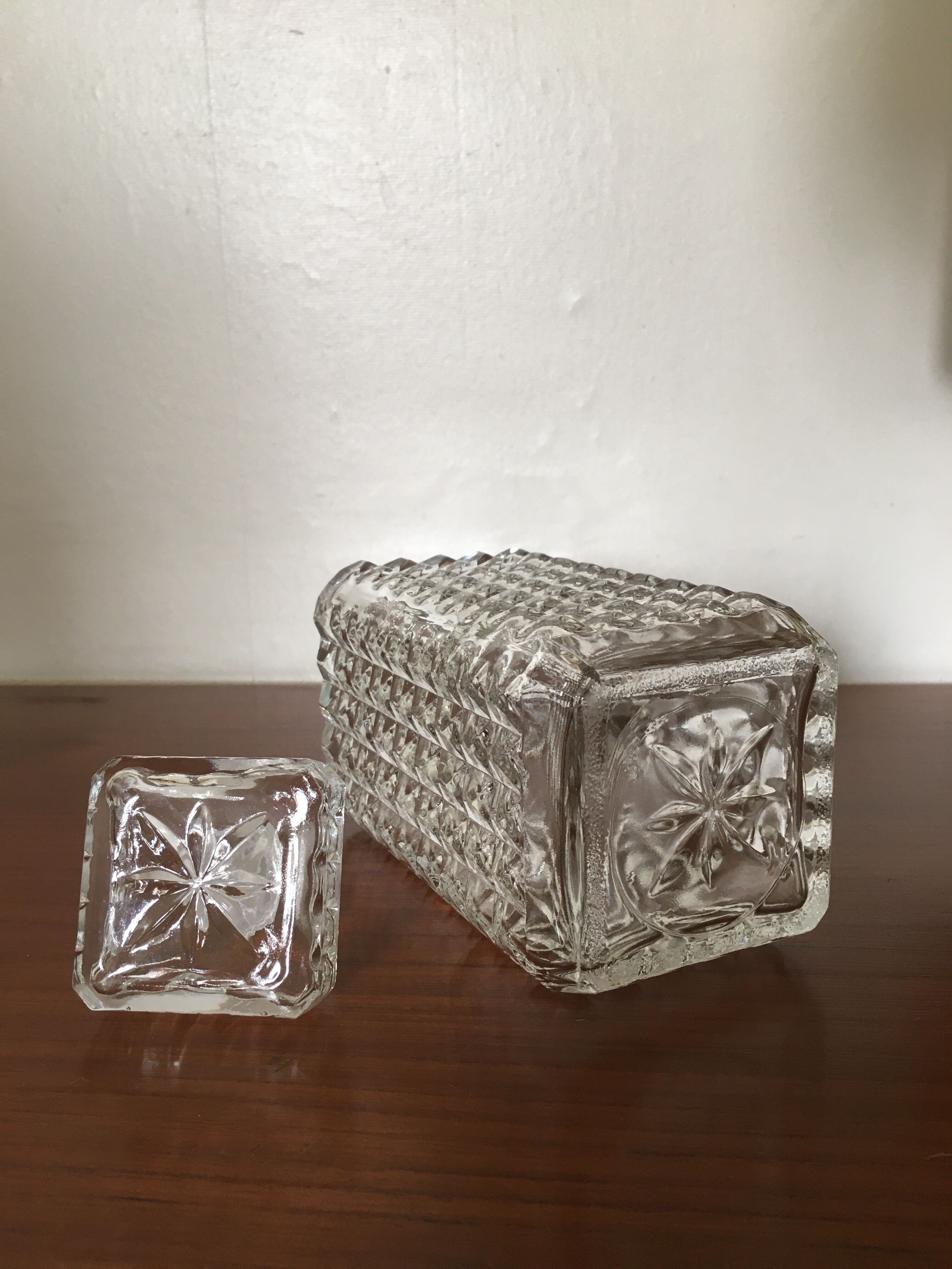 Diamond-tipped whisky carafe