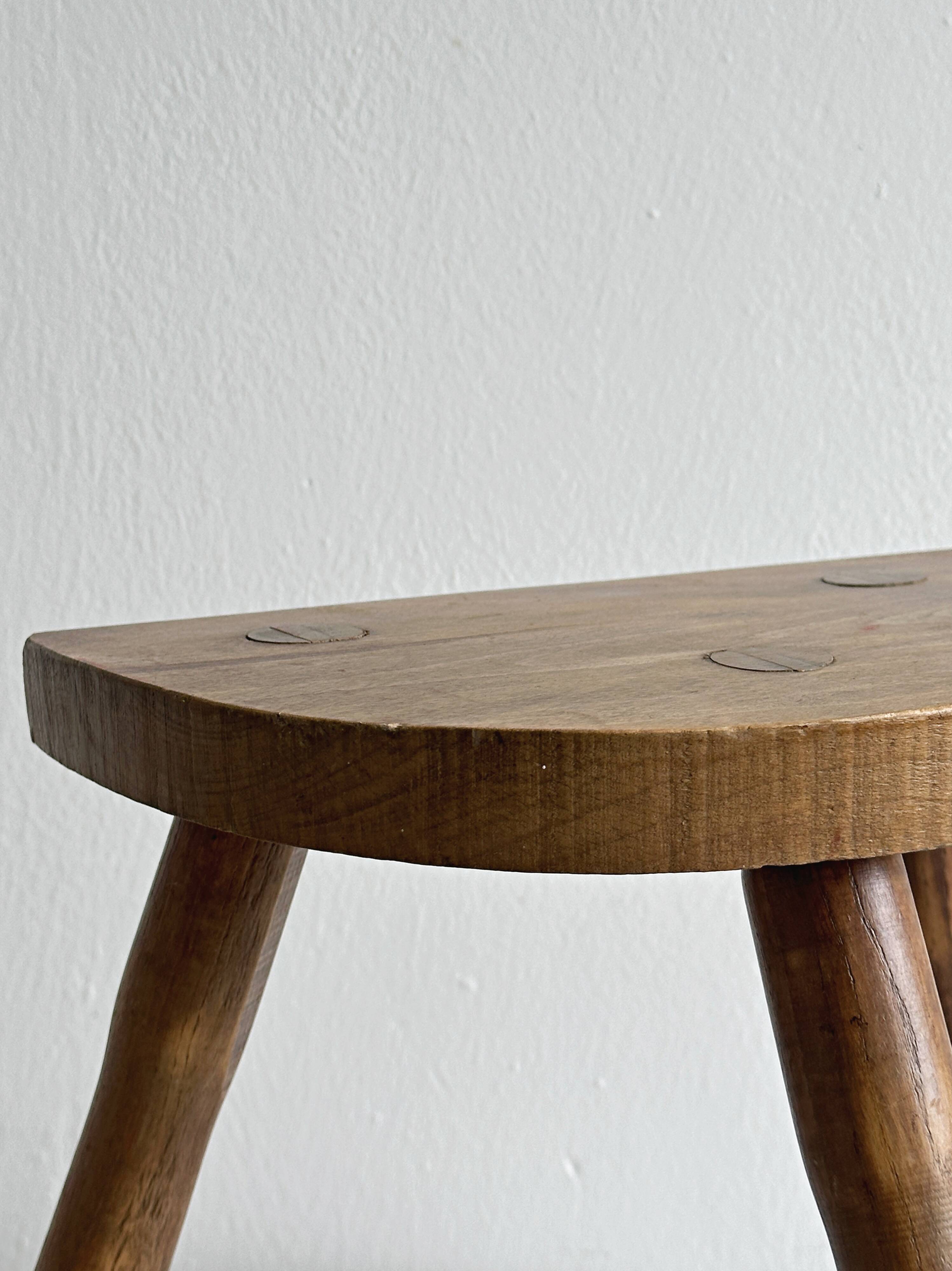 Tabouret tripode ancien en bois