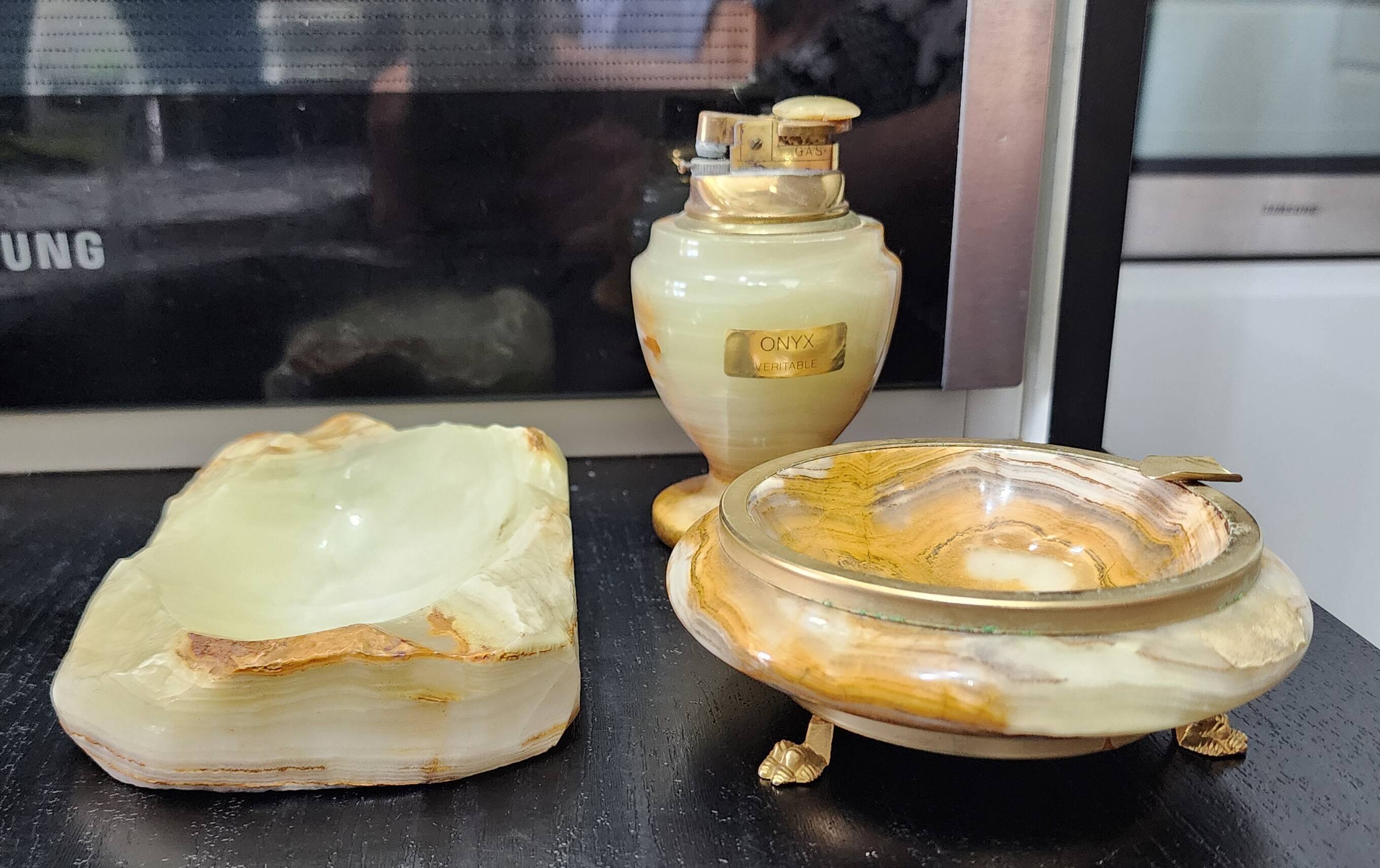 Vintage table lighters + 2 onyx ashtrays – decorative set