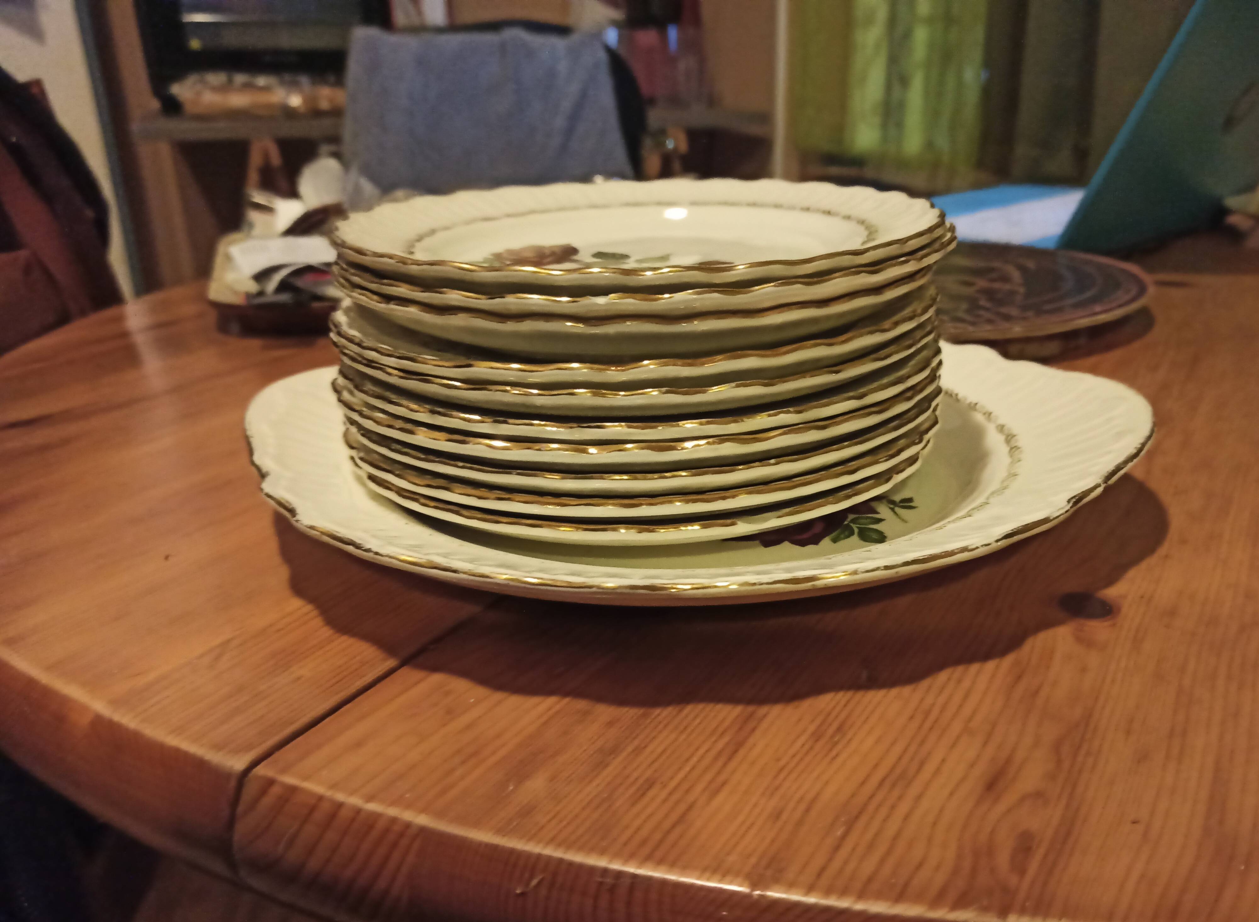 Pie dish (1 unit), dessert plates (10 units), Medici