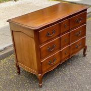 Commode arbalète Louis XV en bois massif merisier du 20ème