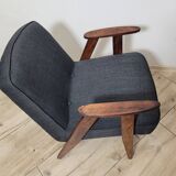Paire de fauteuils 366 conçus dans les années 1960 par Jozef Chierowski