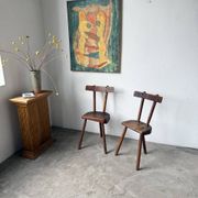 Paire de chaises tripodes savoyardes art populaire chêne