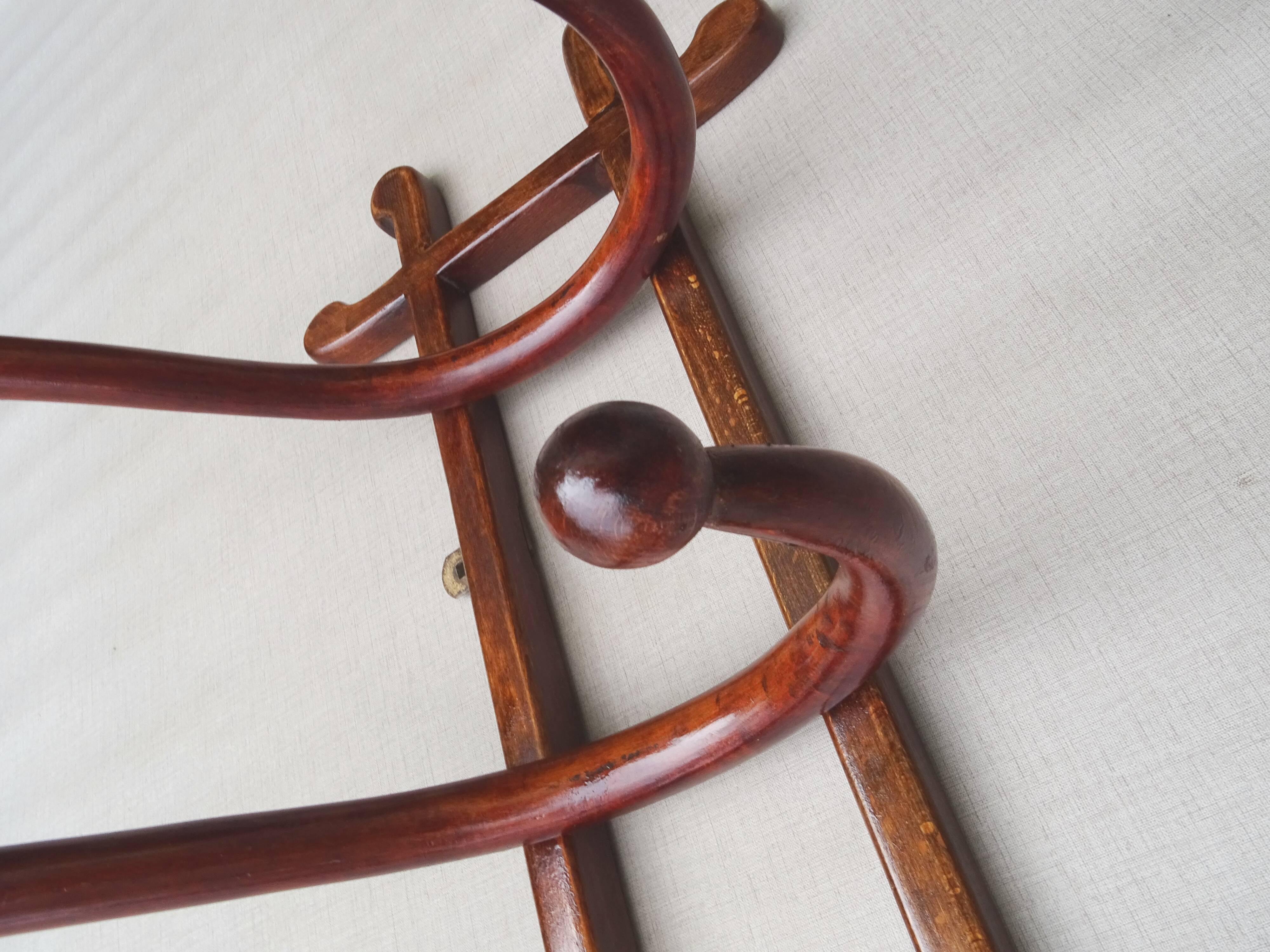 Wall-mounted coat and hat rack with 5 hooks by Thonet - 1900 - curved wood