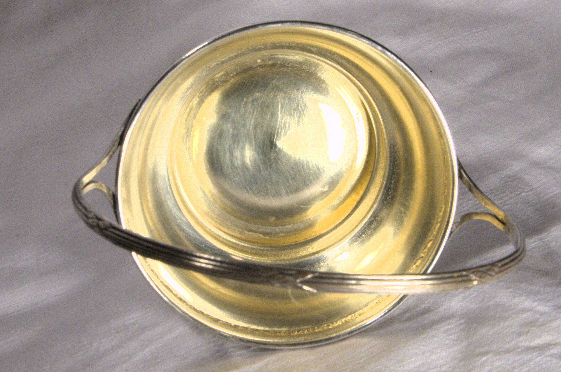 Small cut glass bowl with a handle in silver-plated metal, 13x14cm, early 20th century.