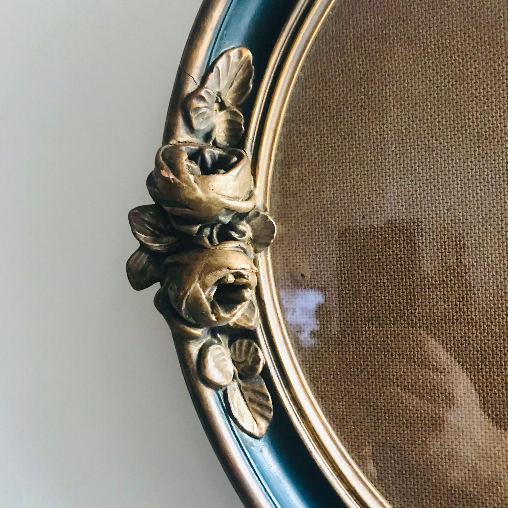 Oval frame decorated with 19th century flowers