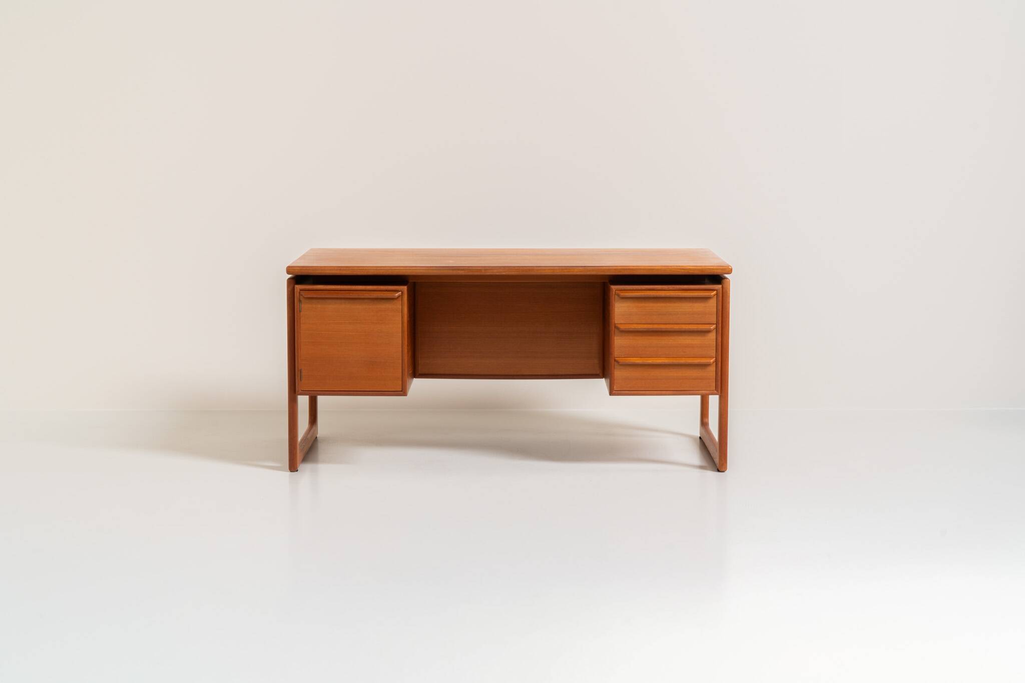 Bureau exécutif en teck par G.V. Møbler