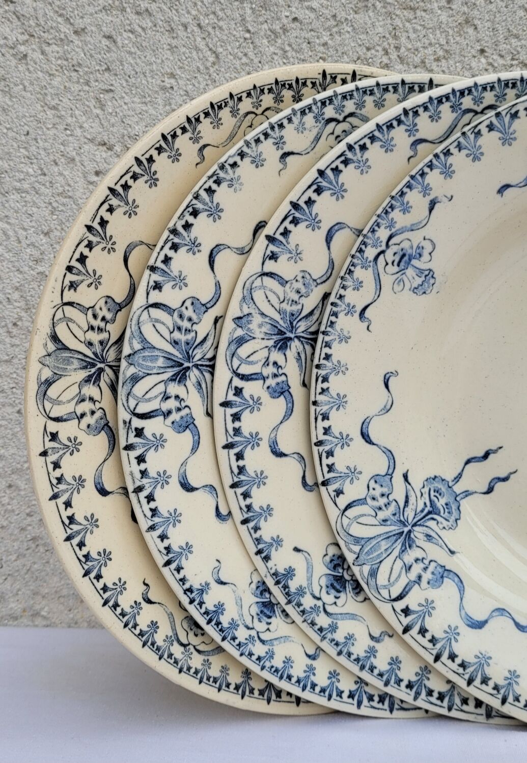 Set of 4 hollow aasiettes model Venice Opaque porcelain of Gien iron earth blue floral decoration