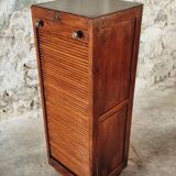 Armoire à rideau vintage en chêne français – meuble de rangement des années 1920 avec 12 étagères fixes et ferrures en laiton (42 × 38 × 118 cm)