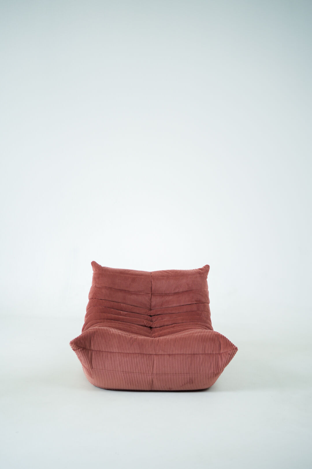Ensemble de chaise et pouf Togo en velours côtelé framboise
