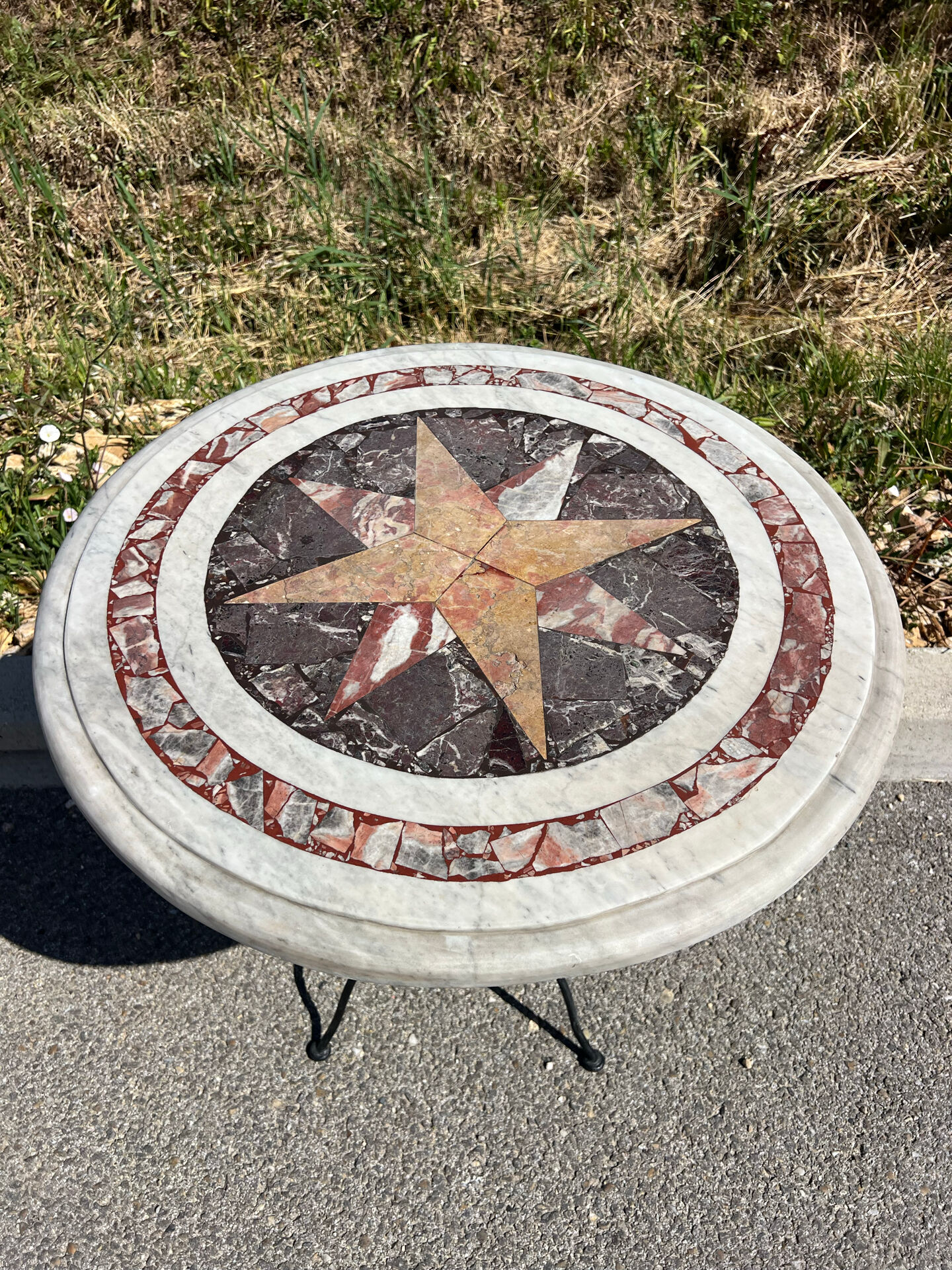 Round marble table with marble inlay