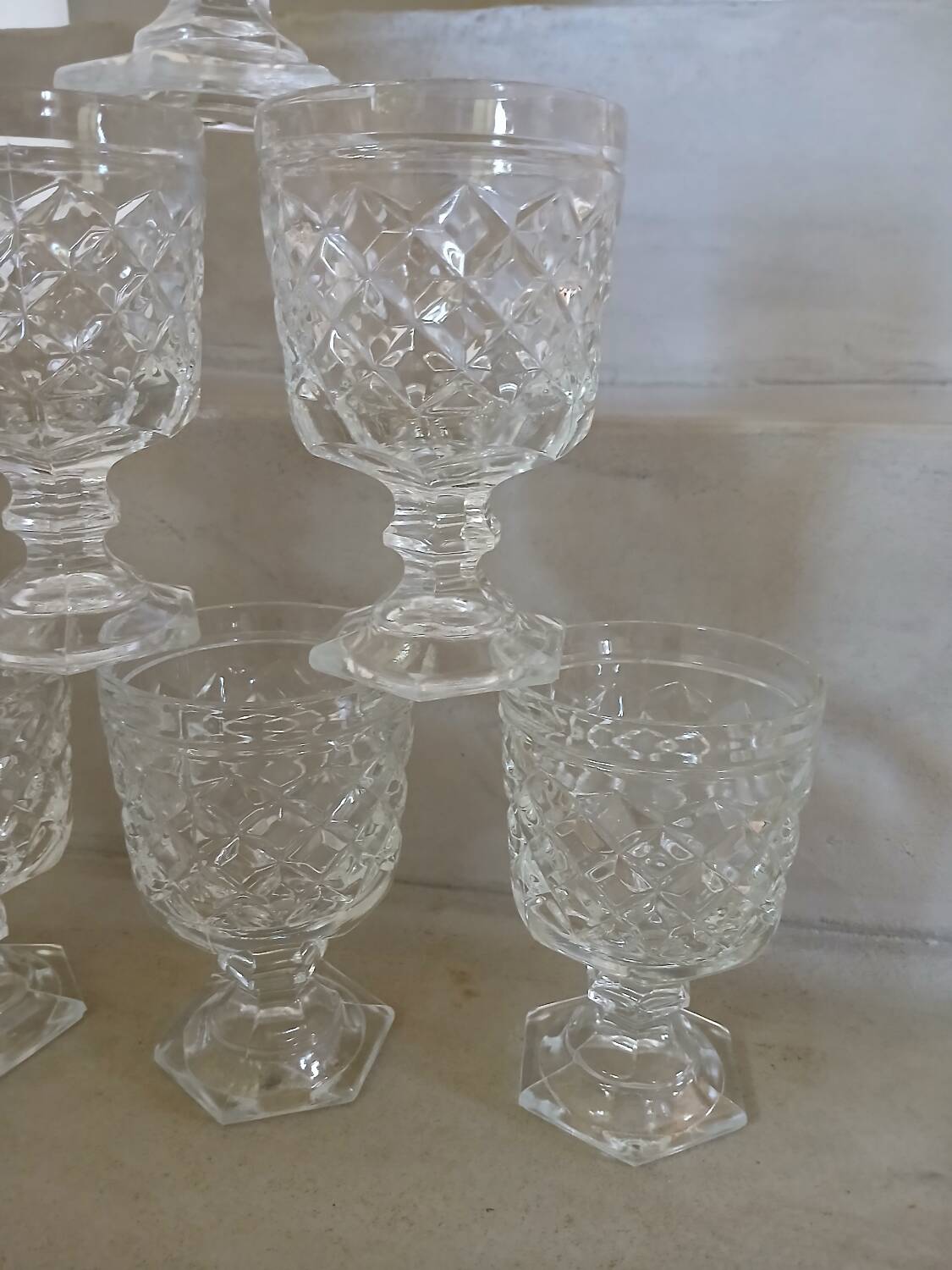6 verres à pied en verre taillé