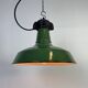 Lampe à suspension industrielle en émail vert, années 1960