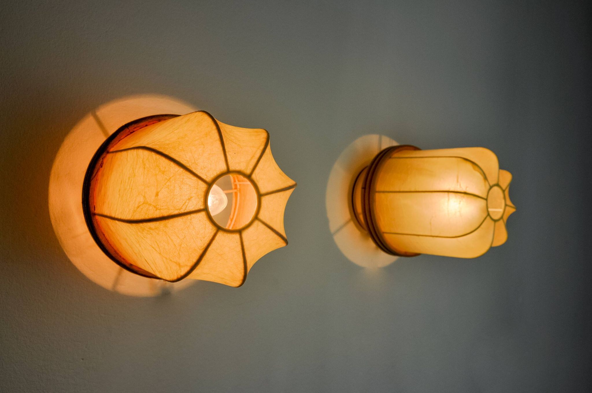 Pair of "cocoon" wall lights, resin and pine, Italy, 1970