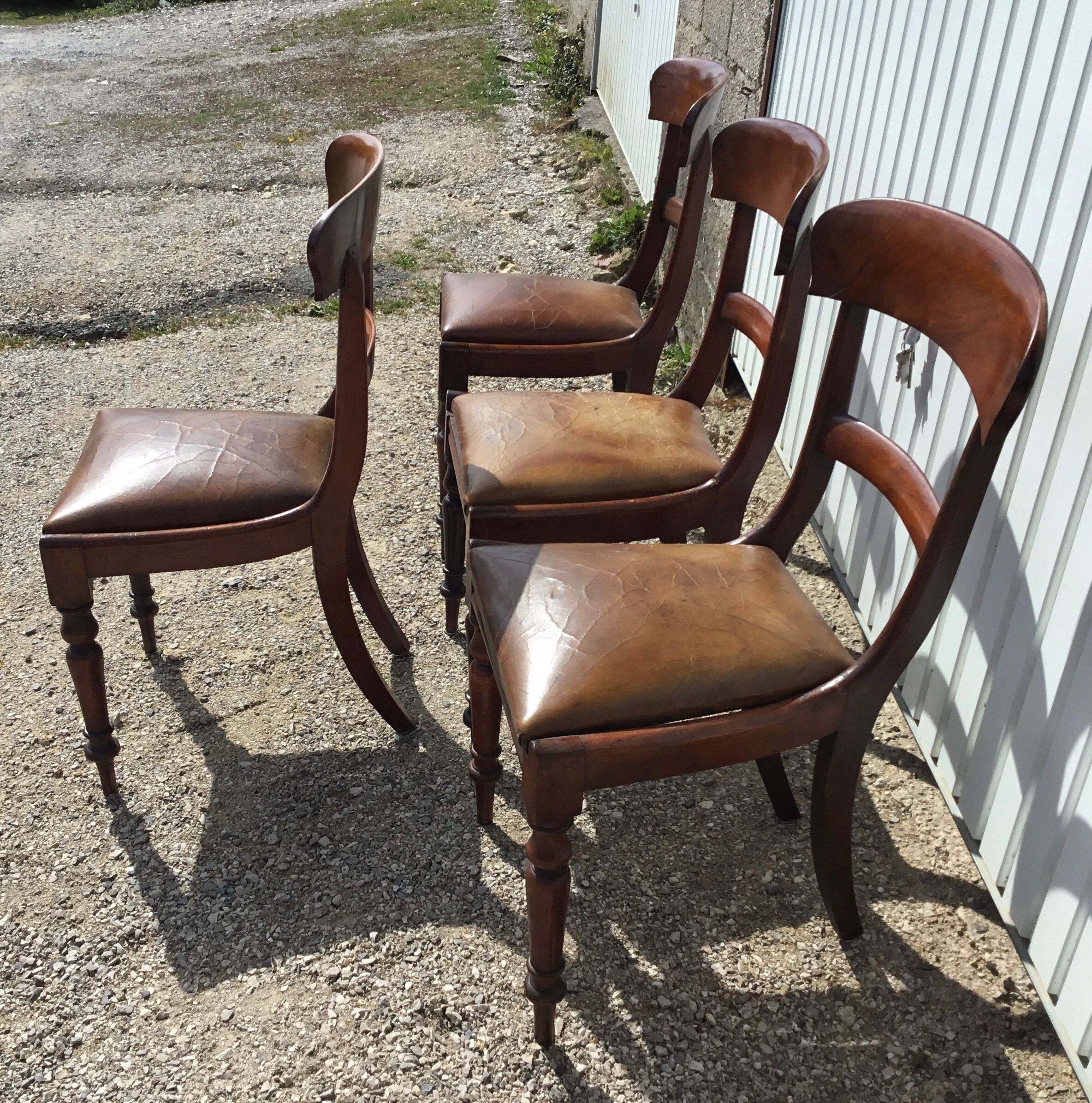 A series of 4 mahogany chairs with 19th th eme leather patties in good condition