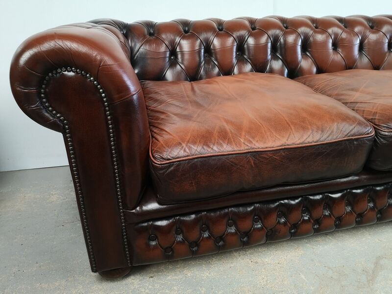 Brown leather chesterfield sofa 3 places