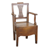 Fauteuil ancien en chêne anglais du XVIIIe siècle avec accoudoirs et ornement