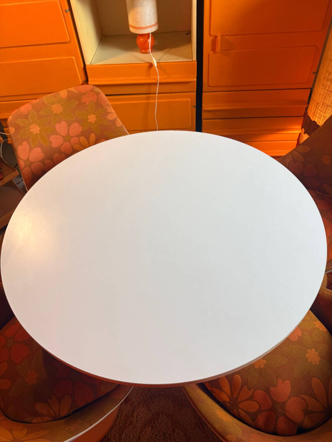 Table and tulip leg chair, vintage space age from the 70s.