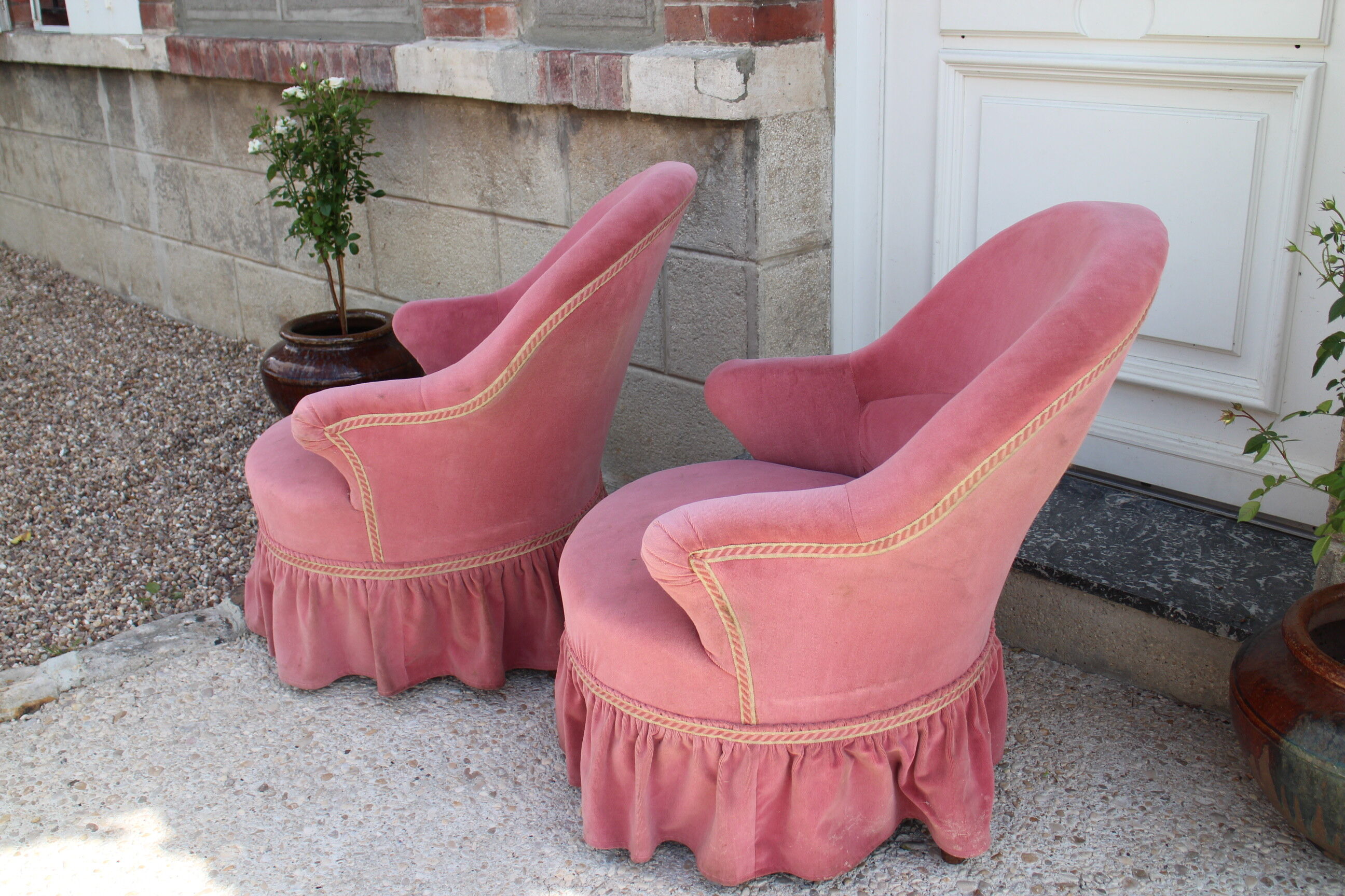 Pair of pink velvet toad armchairs