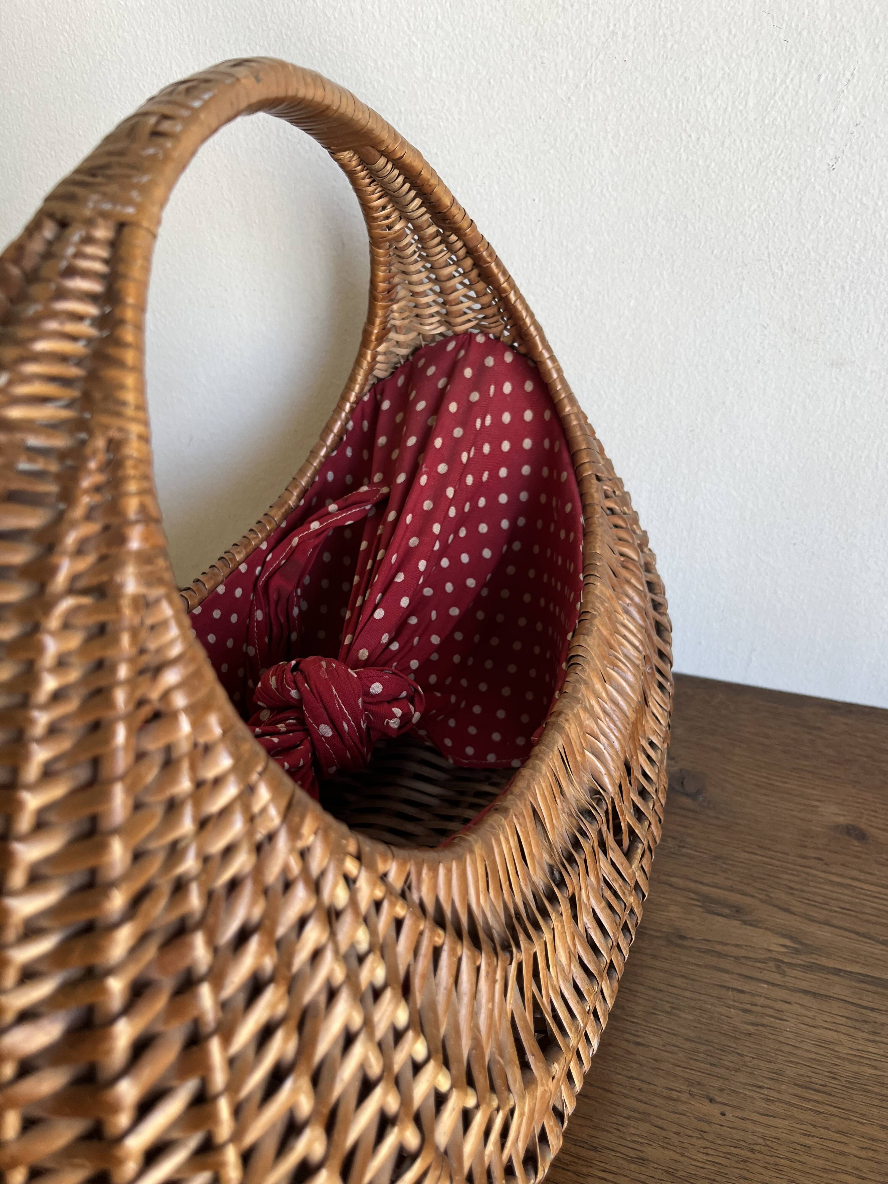 Panier gondole en osier 1960 doublé de coton a pois rouges