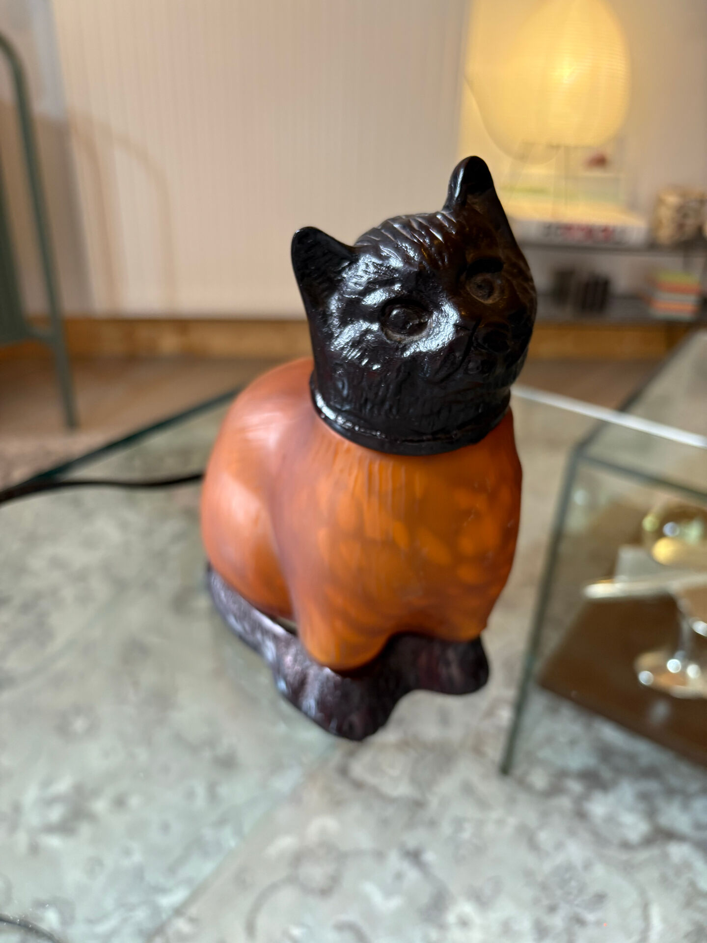 Art Deco cat lamp in glass paste, signed.