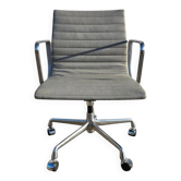 Chaise de bureau en aluminium Eames EA335 originale de Herman Miller en gris clair