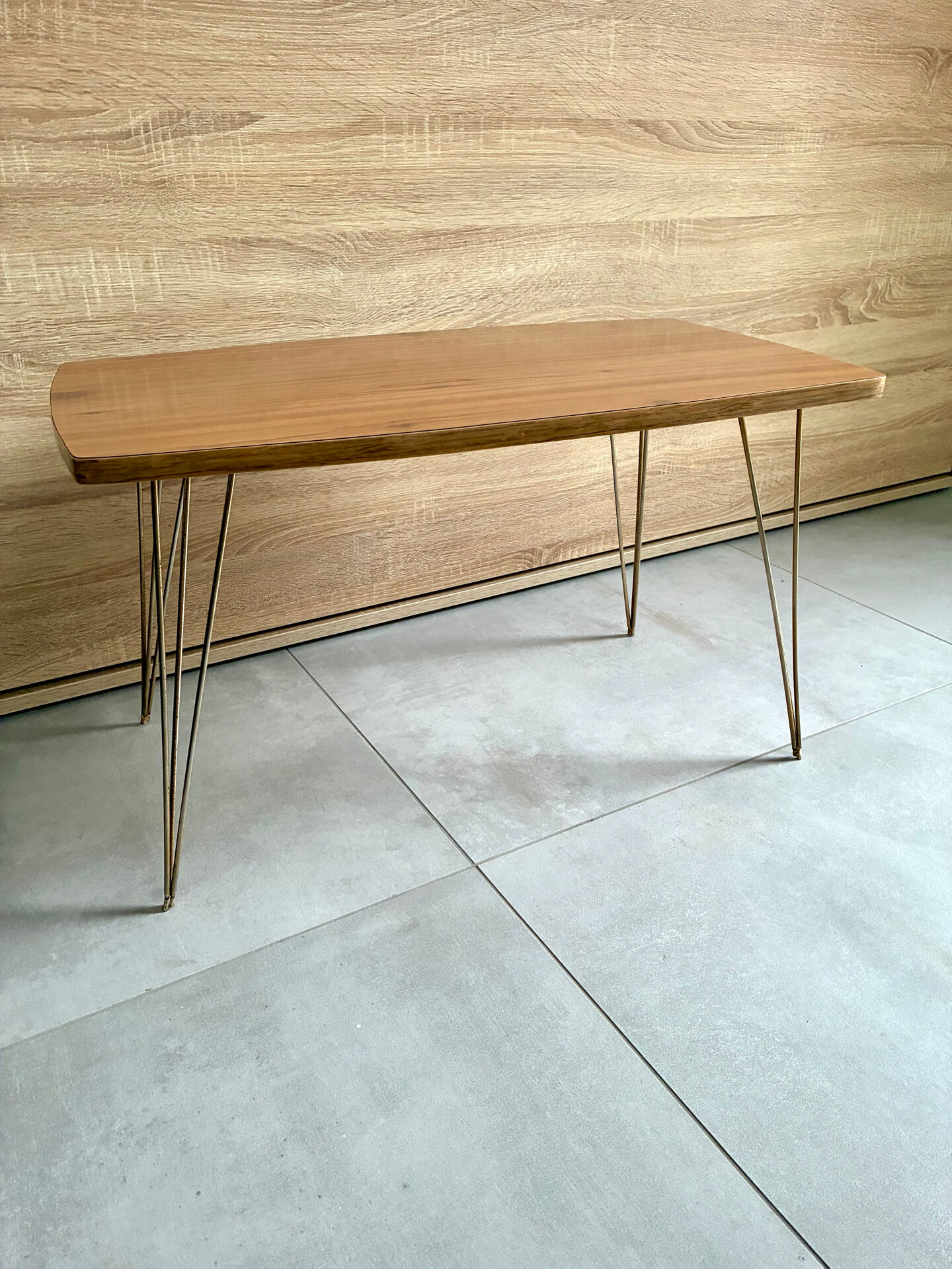 Table basse vintage 1960 Formica teck et pieds laiton