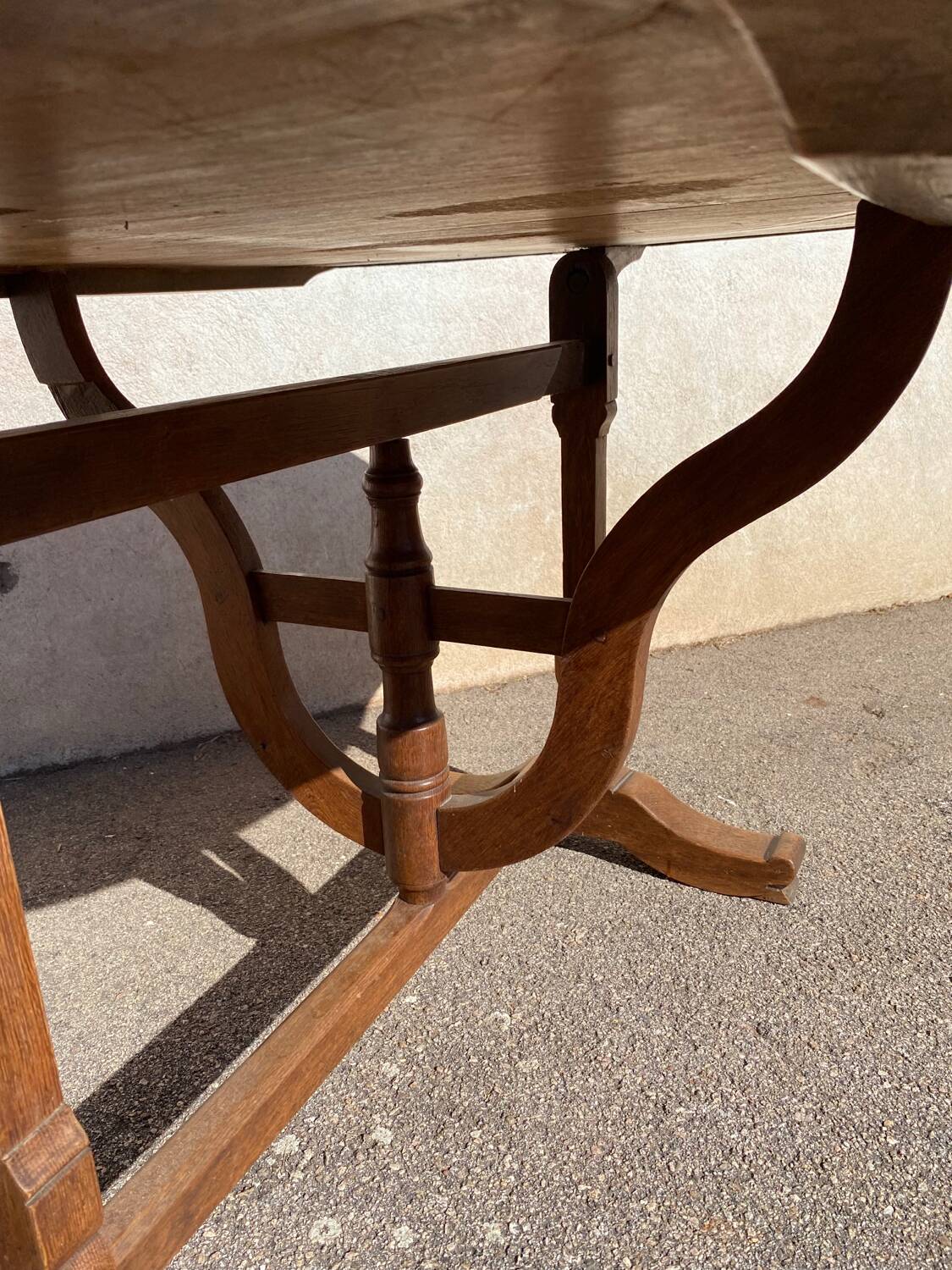 Round winegrower's table