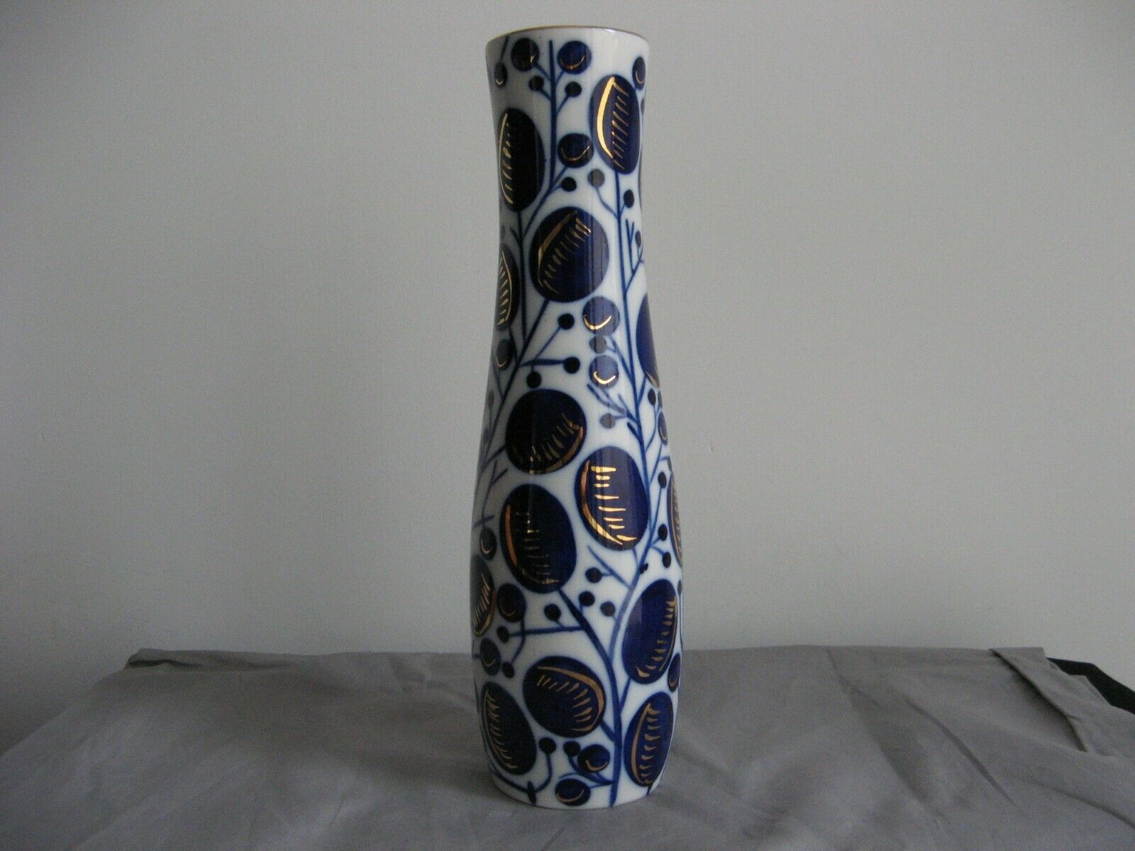 Lomonosov Russian porcelain vase probably dating around 1950