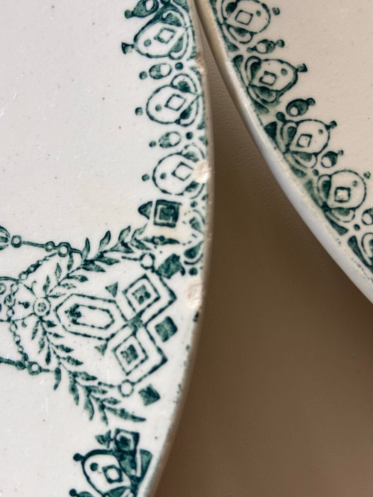 Assiettes plates en faïence ancienne St Amand