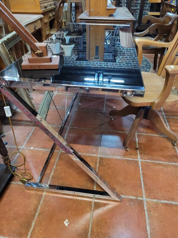 Bureau piètement chromé dessus en verre teinté 140/60cms