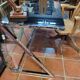 Bureau piètement chromé dessus en verre teinté 140/60cms